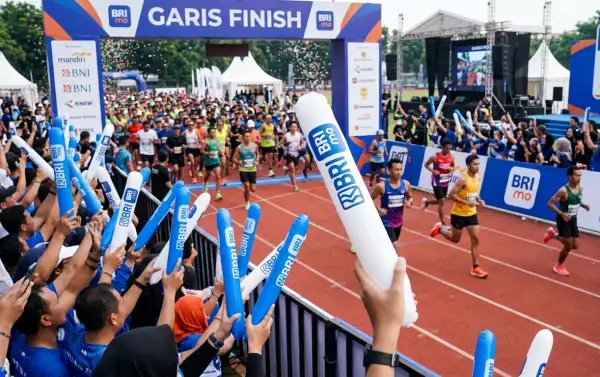 Balon tepuk Kapuas digunakan untuk menyemangati peserta lomba lari.