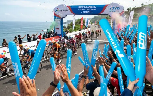 Balon tepuk Kapuas meramaikan suasana perlombaan balap sepeda.