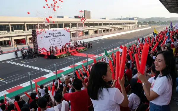 Suasana peresmian sirkuit baru semakin meriah dengan dukungan penonton.