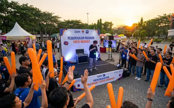 Balon Tepuk Karanganyar digunakan penonton untuk memeriahkan pertunjukan yoyo di area terbuka