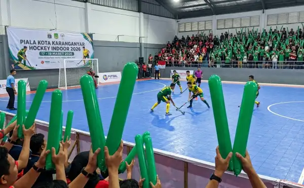 Balon Tepuk Karanganyar digunakan penonton untuk memberikan dukungan saat pertandingan hockey indoor
