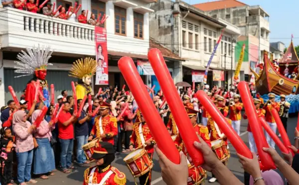 penonton memeriahkan suasana karnaval di jalan
