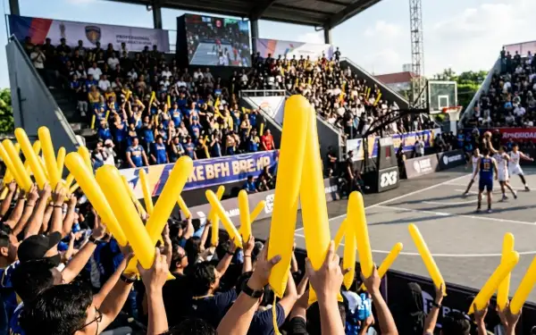 Balon tepuk karo digunakan penonton untuk mendukung pertandingan basket di dalam arena