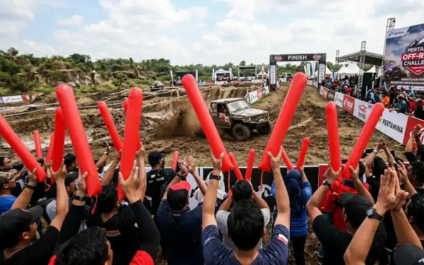 Penonton sedang menyaksikan ajang offroad di area perlombaan