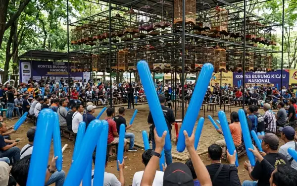 Penonton memeriahkan kompetisi burung di ruang terbuka
