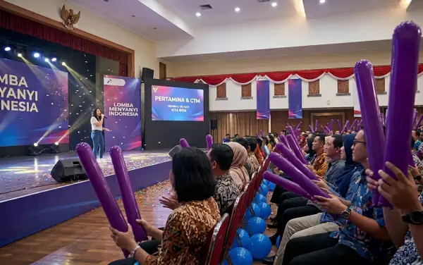 Penonton lomba menyanyi memberikan dukungan dengan semangat.