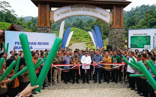 para tamu undangan menghadiri peresmian kawasan wisata.