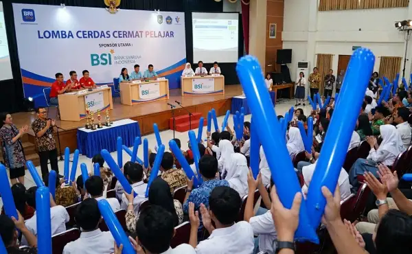 penonton memeriahkan acara lomba cerdas cermat yang berlangsung di dalam ruangan.