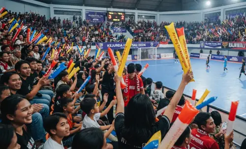 balon tepuk kediri pada event olahraga futsal di stadion indoor