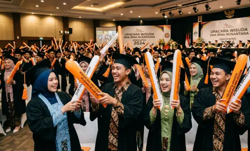 balon tepuk kediri hadir mewarnai kegembiraan wisuda SMA