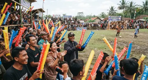 balon tepuk kendal digunakan panitia untuk memberi semangat kepada pemain sepakbolaantar kampung