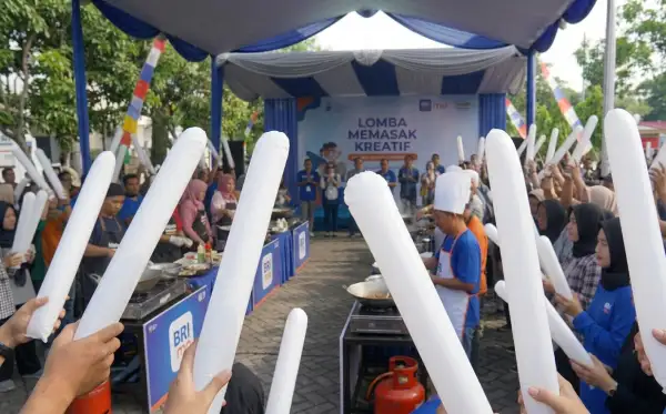 Balon tepuk Kepulauan Mentawai digunakan untuk menyemangati peserta lomba memasak dalam acara terbuka.