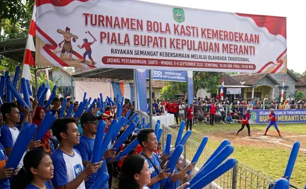Balon tepuk kepulauan meranti digunakan penonton untuk menyemangati peserta turnamen bola kasti dalam suasana perayaan kemerdekaan.