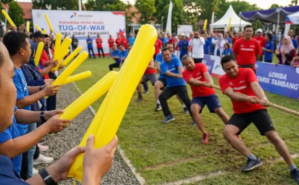 Balon tepuk kepulauan meranti berwarna kuning digunakan penonton untuk memberikan dukungan pada perlombaan tarik tambang.