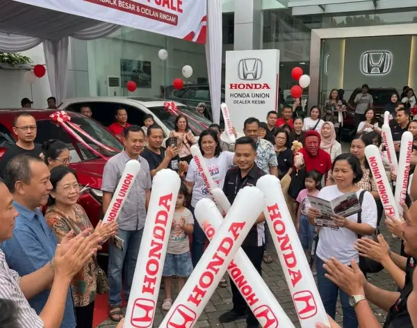 balon tepuk kepulauan sangehi sedang digunakan di acara promosi dealer mobil