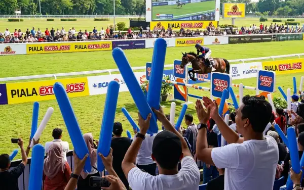 Balon tepuk Klaten digunakan penonton untuk memberikan semangat saat menyaksikan perlombaan berkuda di area arena pertandingan