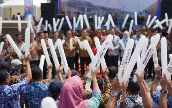 Sekelompok penonton mengangkat balon putih secara bersama-sama saat mengikuti acara peresmian perumahan dalam suasana yang meriah