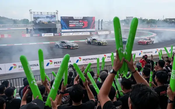 Balon tepuk Klaten diangkat oleh para penonton saat memberikan dukungan dalam ajang mobil drift yang berlangsung di lintasan balap