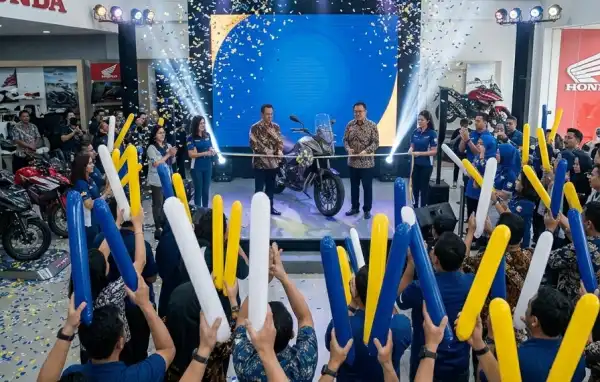 balon tepuk kotamogabu digunakan pada peresmian motor baru di sebuah dealer
