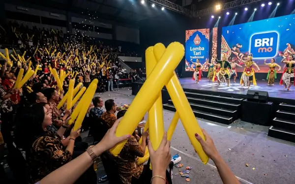 Penonton menyemarakkan lomba tari tradisional.