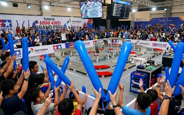 Balon tepuk Kotawaringin Barat digunakan untuk memeriahkan kompetisi Tamiya di dalam arena.