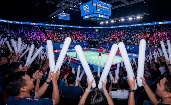 Balon tepuk Kuantan Singingi digunakan penonton untuk memberikan semangat saat pertandingan badminton di dalam arena.