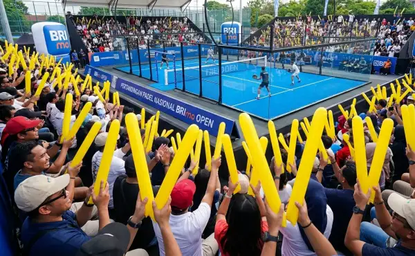Penonton pertandingan padel  mendukung jalannya pertandingan.