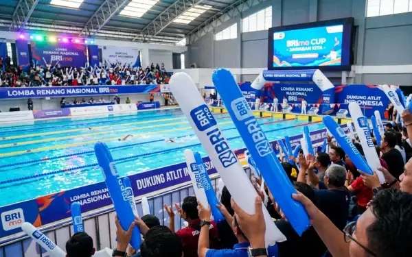Penonton mendukung peserta saat menyaksikan lomba renang
