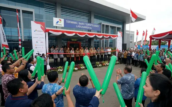 Penonton berada di acara peresmian terminal baru
