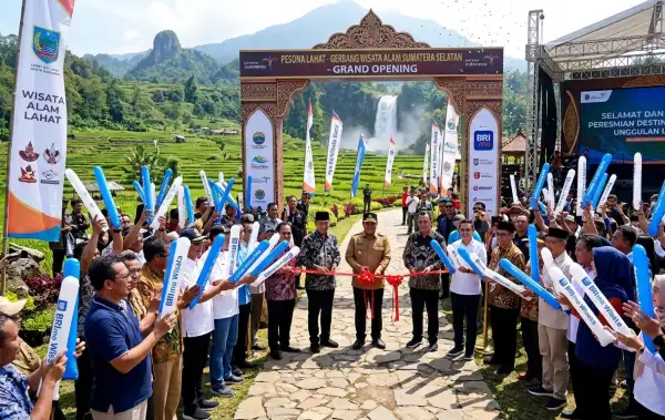 Balon tepuk lahat berwarna biru dan putih digunakan peserta untuk memeriahkan acara peresmian tempat wisata.