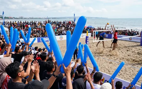 Balon Tepuk Lamandau mendukung semangat penonton pada pertandingan voli pantai.