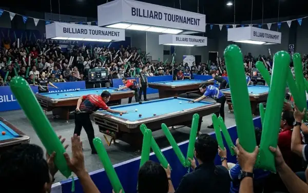 Balon tepuk Langkat digunakan penonton saat menyaksikan perlombaan biliar di dalam arena.