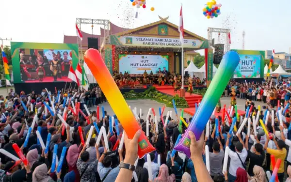 Balon tepuk Langkat digunakan penonton untuk memeriahkan perayaan hari jadi Kabupaten Langkat