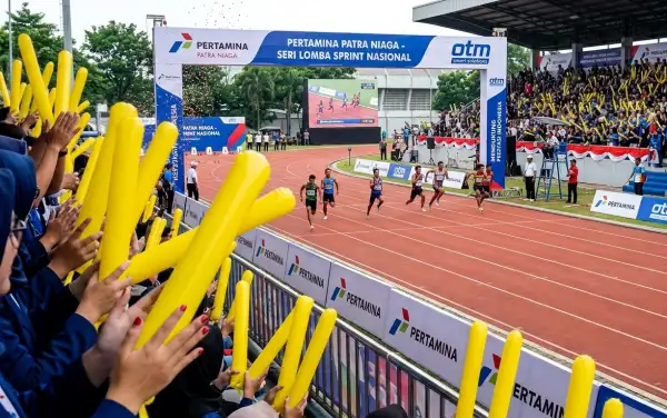 Penonton sedang menyaksikan perlombaan lari sprint di stadion.