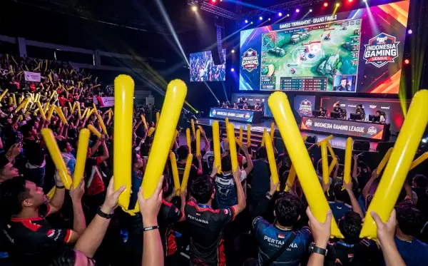 Balon tepuk Lima Puluh Kota digunakan penonton untuk menyemangati tim dalam turnamen gim esports.
