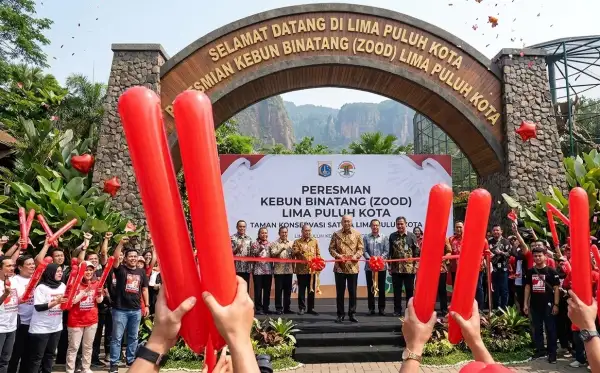 Balon merah diangkat penonton saat acara peresmian kebun binatang.