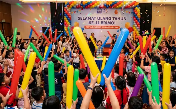 Balon warna-warni digunakan untuk memeriahkan perayaan ulang tahun bersama keluarga dan anak-anak.