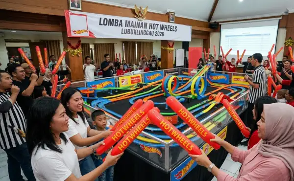 Balon tepuk Lubuklinggau digunakan penonton saat mengikuti lomba mainan Hot Wheels.