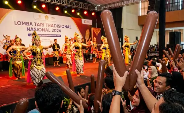 Penonton sedang menyaksikan lomba tari tradisional di atas panggung.