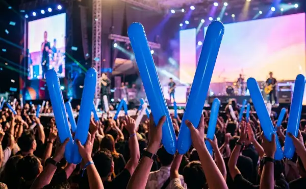 Balon tepuk Lubuklinggau berwarna biru diangkat penonton saat menikmati konser musik.