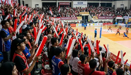 balon tepuk lumajang digunakan untuk memeriahkan event pertandingan volley indoor