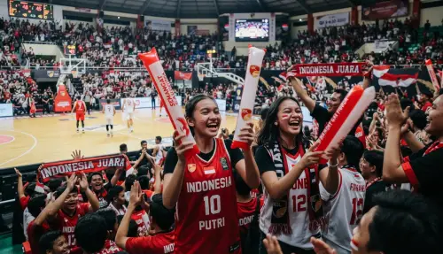 balon tepuk lumajang digunakan supporter untuk memberi semangat para pemain basket