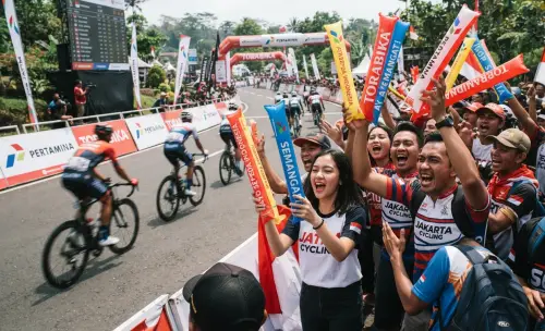 balon tepuk madiun digunakan penonton untuk menyemangati pembalap sepeda