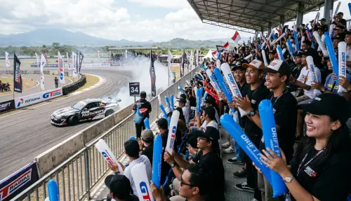 balon tepuk magetan digunakan penonton untuk memberi semnagat para drifter