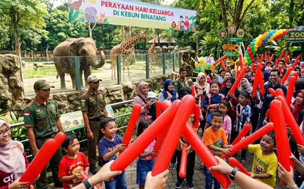 balon tepuk malinau sedang digunakan untuk memeriahkan acara di kebun binatang