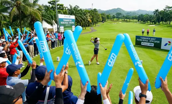 Penonton memberikan semangat di sekitar lapangan golf