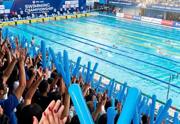 balon tepuk minahasa saat digunakan pada acara lomba renang