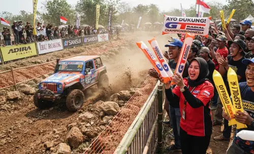 balon tepuk mojokerto sebagai media penyemangat peserta lomba