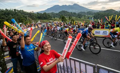 balon tepuk mojokerto sukses membuat acara balap sepeda menjadi lebih meriah