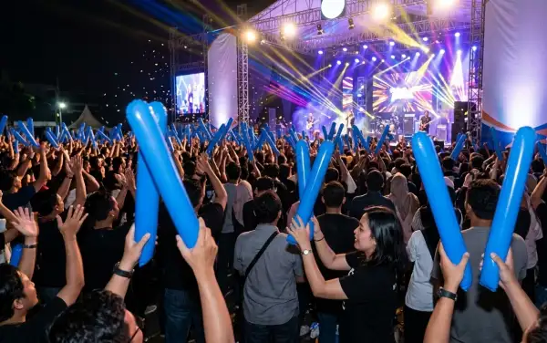 balon tepuk morowali digunakan di sebuah acara konser